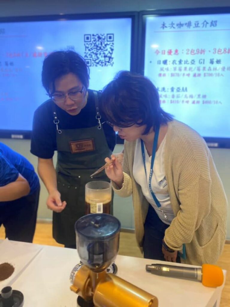 宸酌咖啡講師進行咖啡課程示範