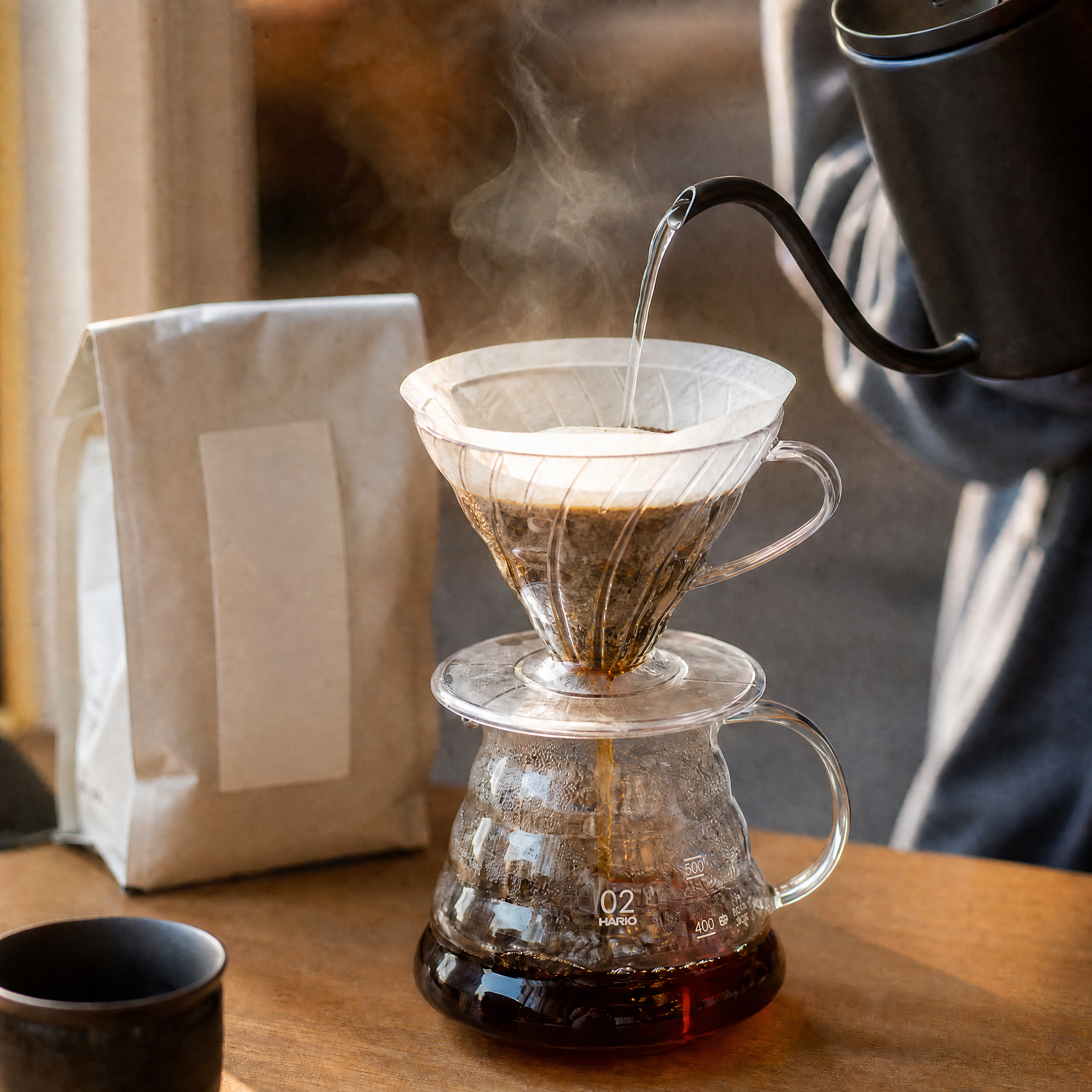 宸酌花緣精品咖啡豆手沖示範，V60 濾杯均勻注水